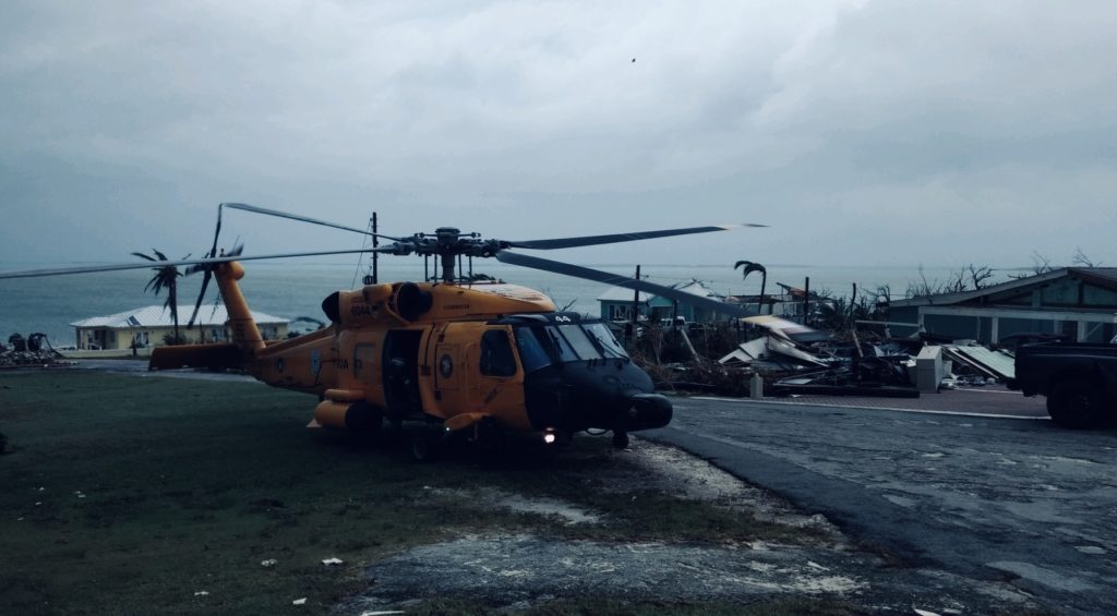 Un helicóptero MH-60 Jayhawk de la Estación Aérea de Clearwater en las Bahamas durante los esfuerzos de respuesta al huracán Dorian. 
Foto del U.S. Coast Guard.
