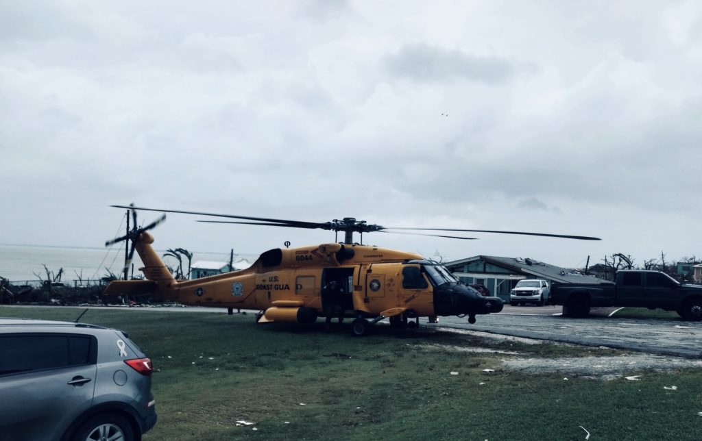 MH-60 Jayhawk en las Bahamas durante los esfuerzos de respuesta al huracán Dorian. 
Foto de la Guardia Costera.