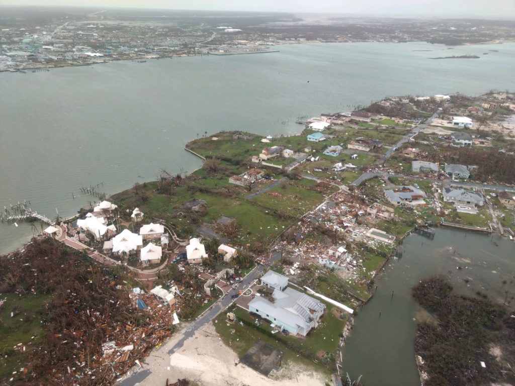 En la foto se muestra el daño causado por el huracán Dorian en las Bahamas. La Guardia Costera está apoyando a la Agencia Nacional de Manejo de Emergencias de las Bahamas y la Real Fuerza de Defensa de las Bahamas, quienes lideran los esfuerzos de búsqueda y rescate en las Bahamas. (Foto de la Guardia Costera)