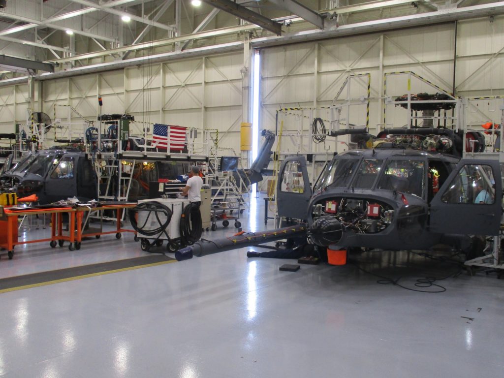 Imagen de los trabajos de preparación de los iniciales HH-60W Combat Rescue Helicopter previos a su primer vuelo.