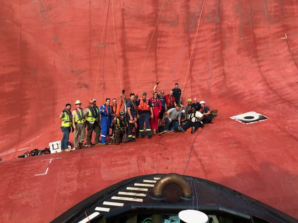 El equipo de rescate de los cuatro tripulantes restantes que finamente se encontraban en el interior del buque Golden Ray. 