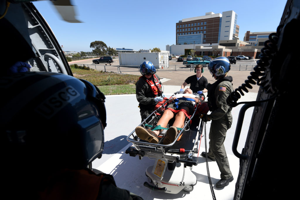 Una de las tripulaciones de los helicópteros MH-60 Jayhawk del Sector San Diego, además del paramédico de STAR, transfieren al hombre de 91 años al personal de emergencias que se encontraba a la espera en el Hospital Scripps Memorial La Jolla para atender el posible accidente cerebrovascular, USCG MEDEVAC posible ictus