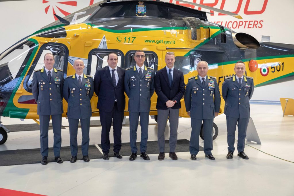 Ceremonia de entrega a la Guardia di Finanza del primer AW169M en las instalaciones de Leonardo en Vergiate (Italia). 