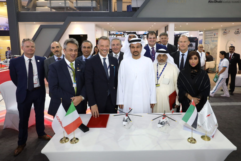 Firma del contrato entre Leonardo Helicopters y Abu Dhabi Aviation (ADA) en el Dubai Air Show. 