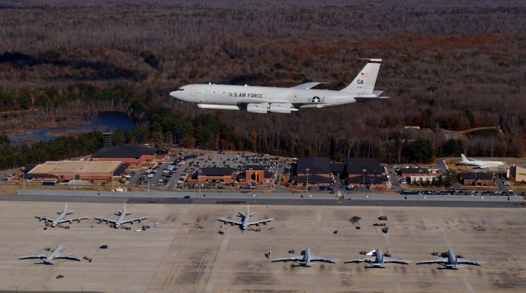 USAF E-8C Joint STARS. Northrop Grumman ha recibido un contrato de 302 millones de dólares de la USAF para mantenimiento continuo y modificación de la flota de E-8C Joint STARS. 
La flota Joint STARS ha completado más de 150.000 horas en apoyo a los comandos de combate en todo el mundo.