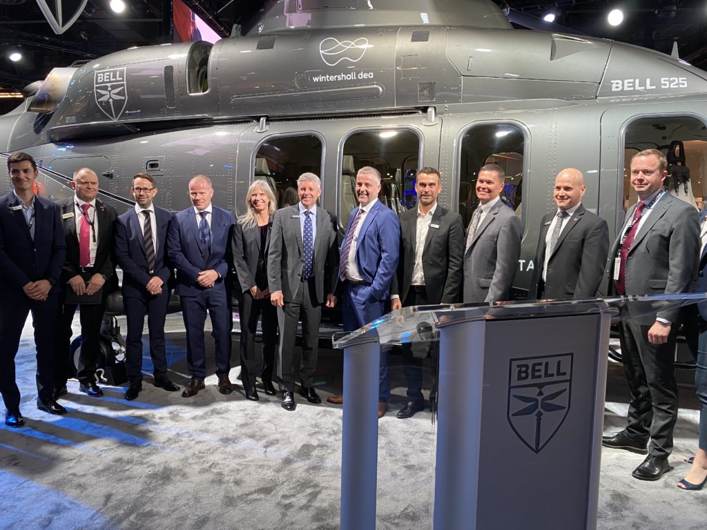 Representantes de Bell y Wintershall Dea se reunieron en HAI Heli-Expo 2020 para conmemorar su colaboración frente al helicóptero Bell 525. 