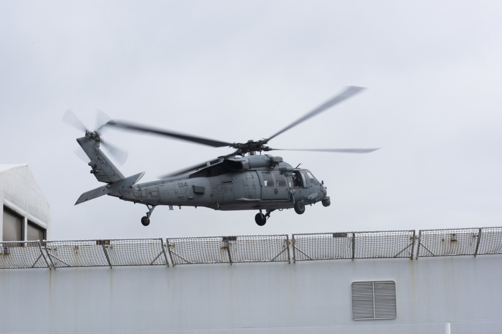 El USNS Comfort recibe suministros críticos para la respuesta al COVID-19 en New York. MH-60S Knighthawk HSC 5