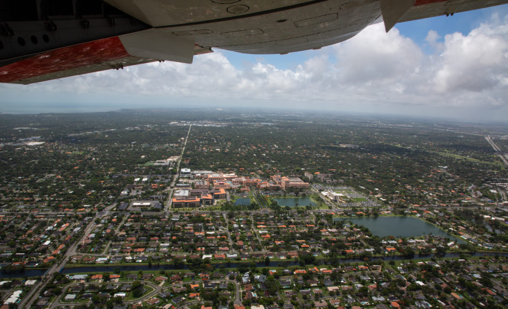 Coast Guard Air Station Miami realiza un "Vuelo de honor" en el sur de Florida. HC-144 Ocean Sentry.