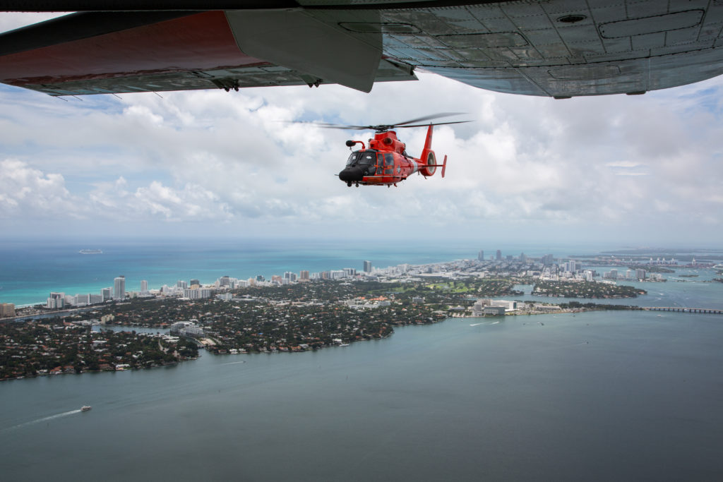 Coast Guard Air Station Miami realiza un "Vuelo de honor" en el sur de Florida. MH-65 Dolphin. HH-65C Dolphin. MH-65D Dolphin.
