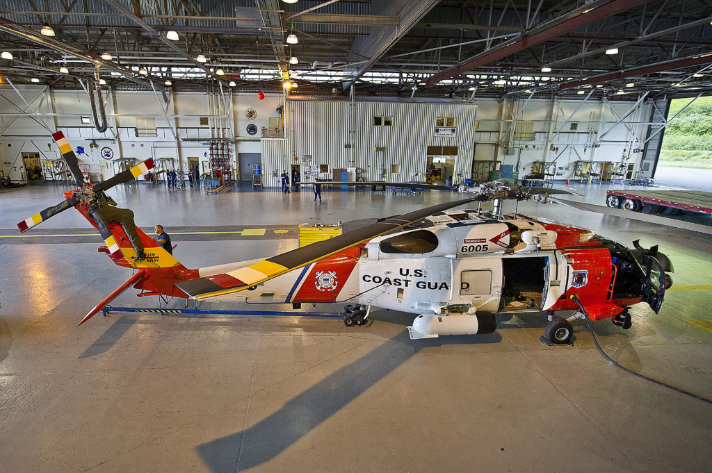 Técnicos de Mantenimiento de Aeronaves del U.S. Coast Guard preparan un helicóptero MH-60 Jayhawk (HH-60J) para una prueba de rotor en la Estación Aérea de Kodiak, Alaska.El Guardacostas realizó una misión MEDEVAC a 322 millas náuticas de tierra