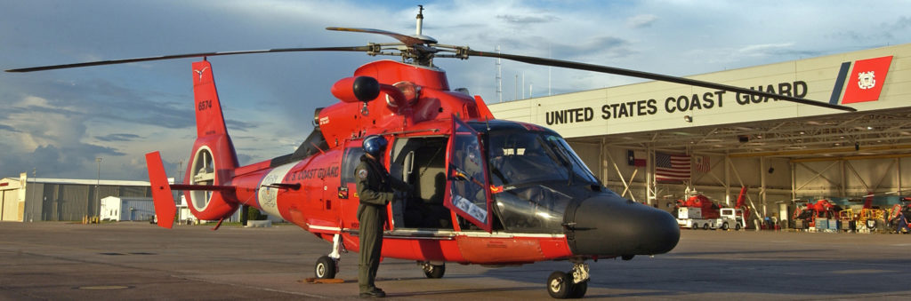 El USCG asiste a una embarcación con una vía de agua cerca de Freshwater Bayou, Louisiana. Esta misión marca la primera misión realizada con un MH-65E Dolphin. Air Station Houston.