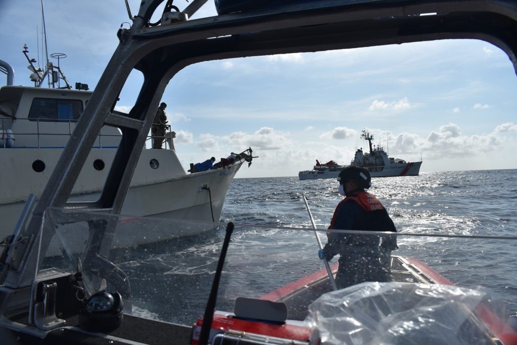 El USCG y la Armada de Colombia decomisaron aproximadamente 1.500 paquetes de cocaína en una embarcación de 21 metros a 46 nm al noreste de Panamá. USCGC Vigilant. Cutter Vigilant.