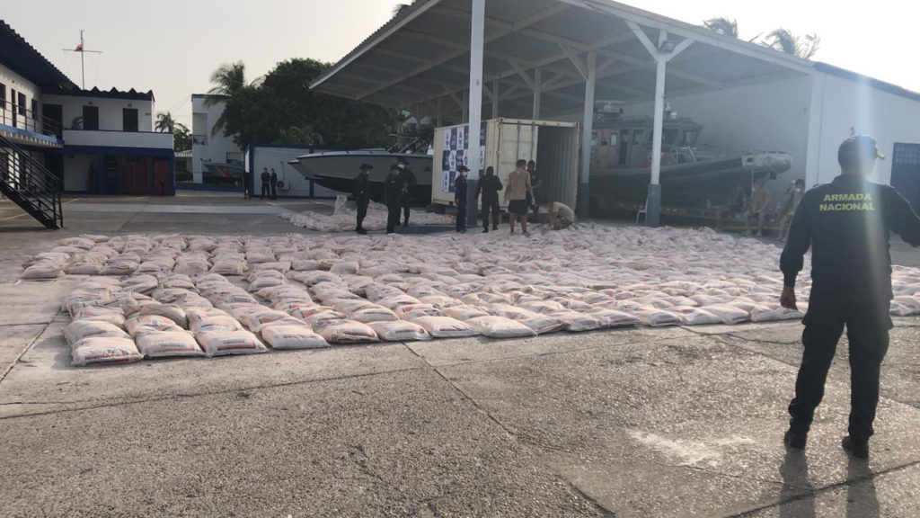 El USCG y la Armada de Colombia decomisaron aproximadamente 1.500 paquetes de cocaína en una embarcación de 21 metros a 46 nm al noreste de Panamá