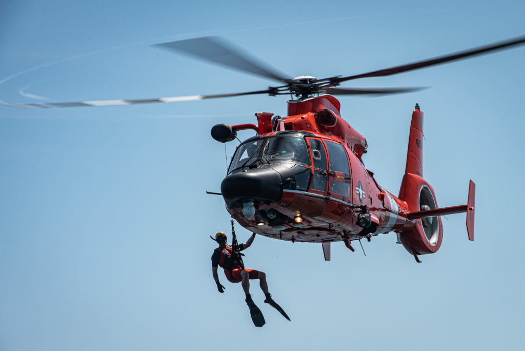 Los helicópteros MH-65D del U.S. Coast Guard están siendo modernizados gradualmente a través de retrofit al estándar MH-65E Dolphin. 