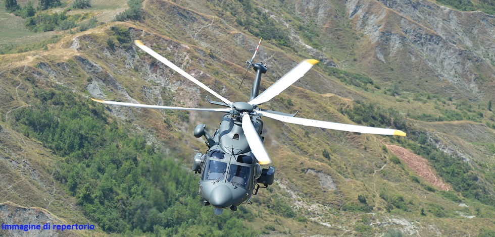 La tripulación de un HH-139 de la Aeronautica Militare rescata a un hombre en el monte Manfriana. 