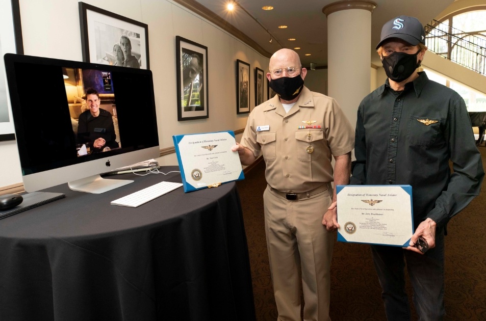 Tom Cruise y Jerry Bruckheimer nombrados  Honorary Naval Aviators de la US Navy