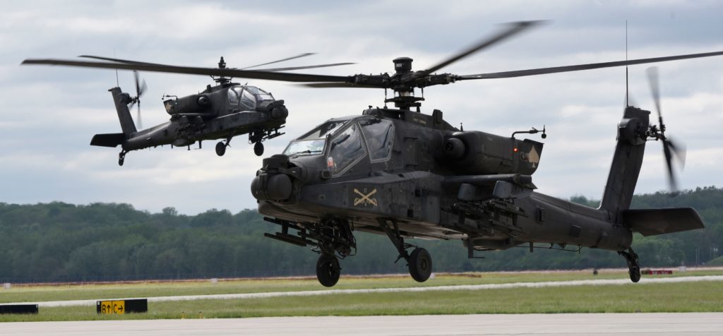 Boeing celebra 35 años con los helicópteros AH-64 Apache del U.S. Army