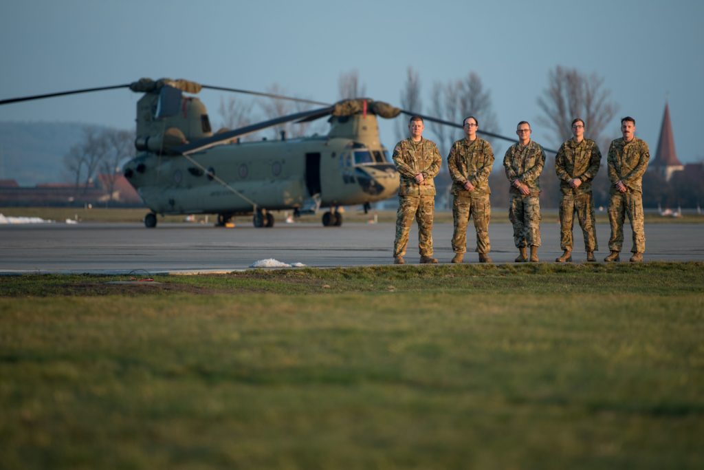 La tripulación de un CH-47F Chinook ayuda en un accidente de coche al verlo desde el helicóptero