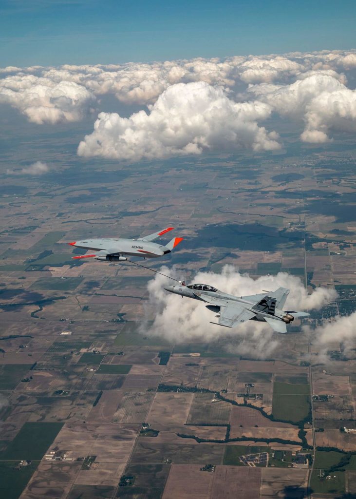 Boeing y la US Navy hacen historia al repostar a un F/A-18 con el MQ-25