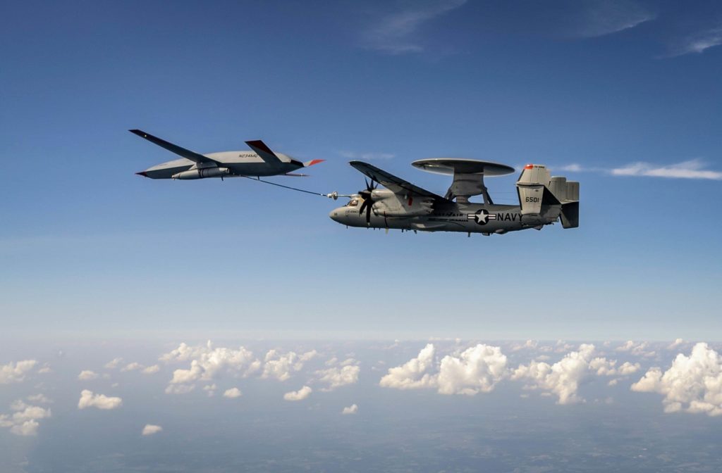 Primer repostaje entre un UAV MQ-25 y un E-2D Hawkeye