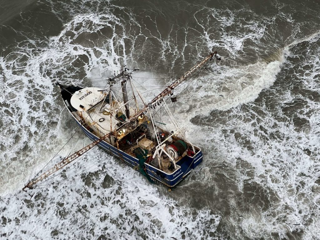 Coast Guard aircrew rescue 4 fishermen from disabled vessel, Duck coast