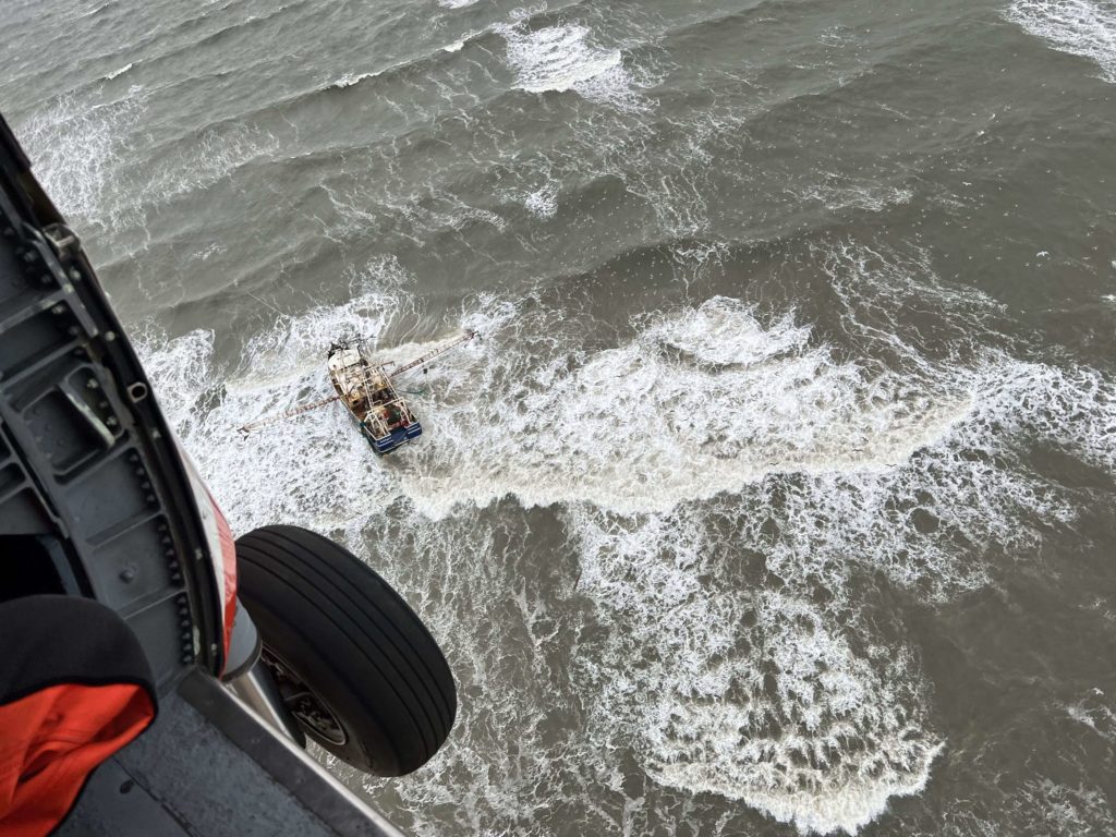 Coast Guard aircrew rescue 4 fishermen from disabled vessel, Duck coast